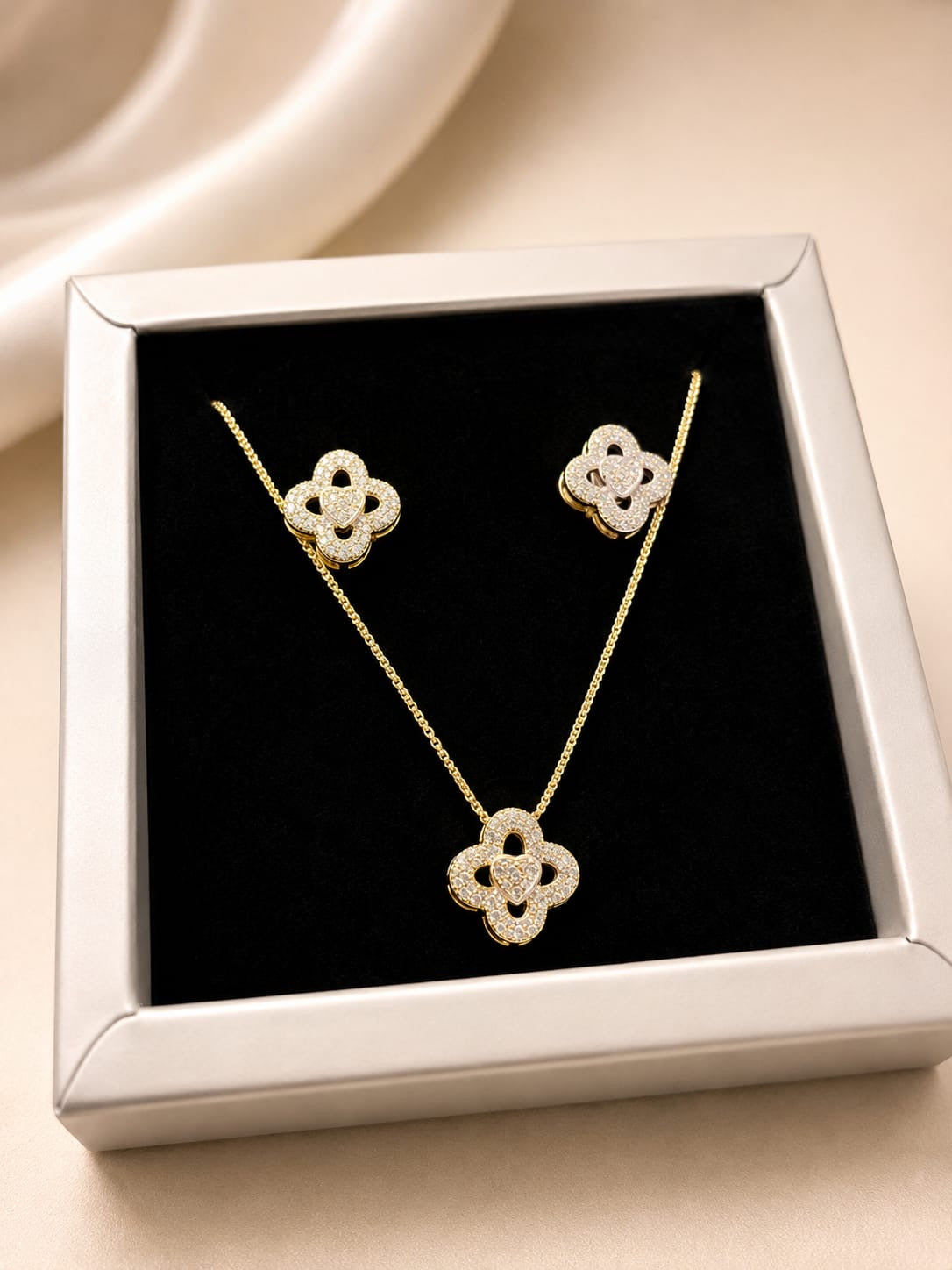 Conjunto flor cravejada